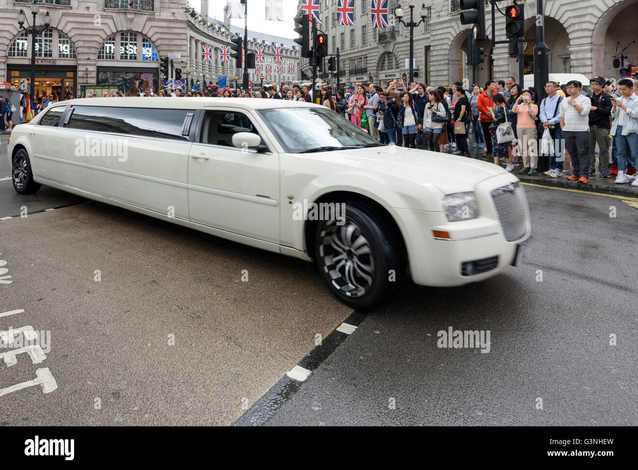 White stretch limousine à Piccadilly Circus, Londres, Royaume-Uni. Banque D'Images