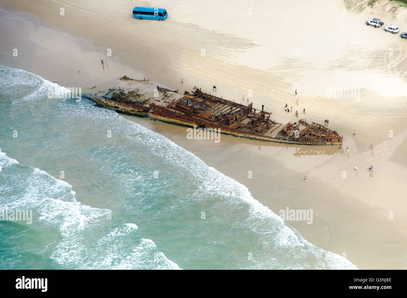 Vue aérienne de l'impressionnant bateau Maheno SS épave reposant sur la plage de Fraser Island, Australie Banque D'Images