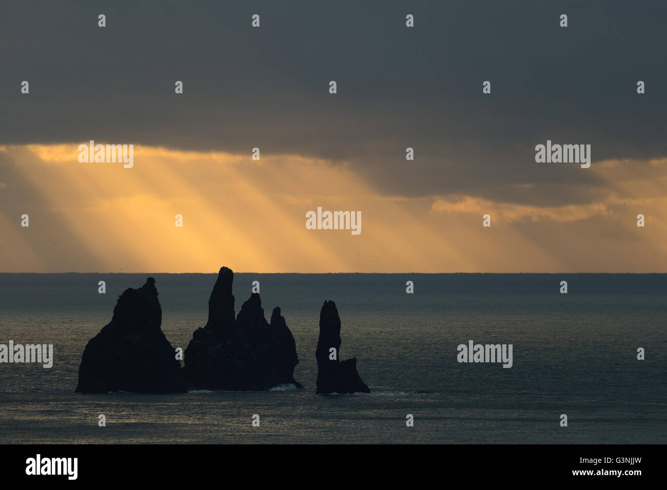 L'humeur des pluies, Reynisdrangar, près de Vik, Région du Sud, Islande Banque D'Images