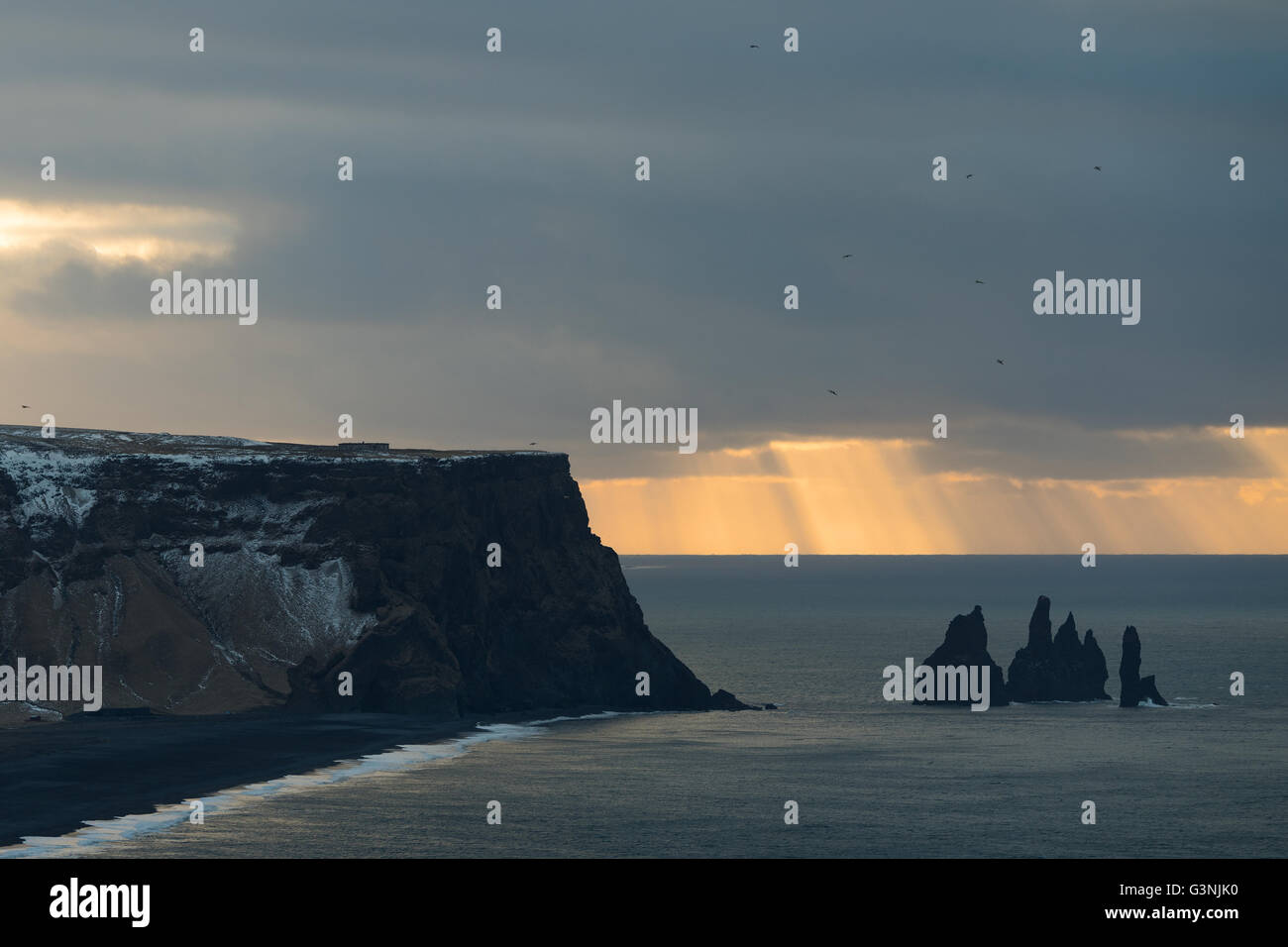 L'humeur des pluies, Reynisdrangar, près de Vik, Région du Sud, Islande Banque D'Images