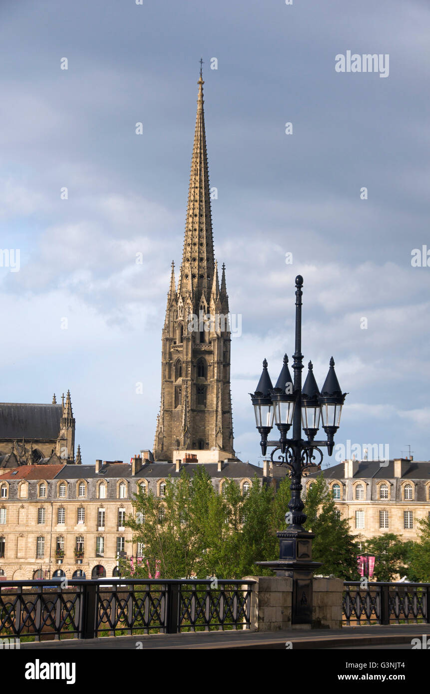 Le pont Vieux Pont de Pierre, tour de l'église Eglise Saint Michel, bordeaux, aquitaine, Gironde, France, Europe Banque D'Images