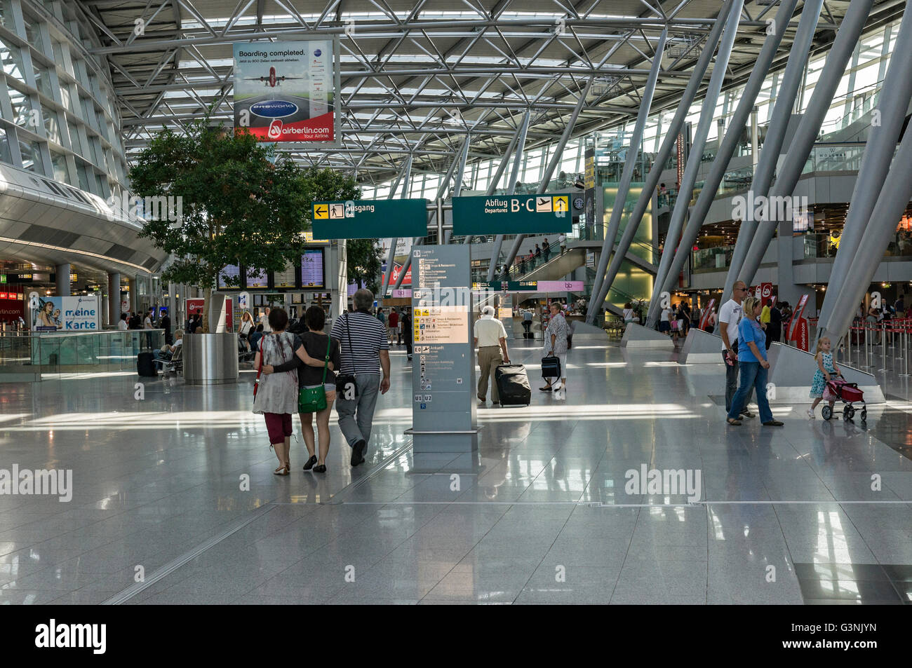 Intérieur de l'aérogare, l'Aéroport International de Düsseldorf, Rhénanie du Nord-Westphalie Banque D'Images
