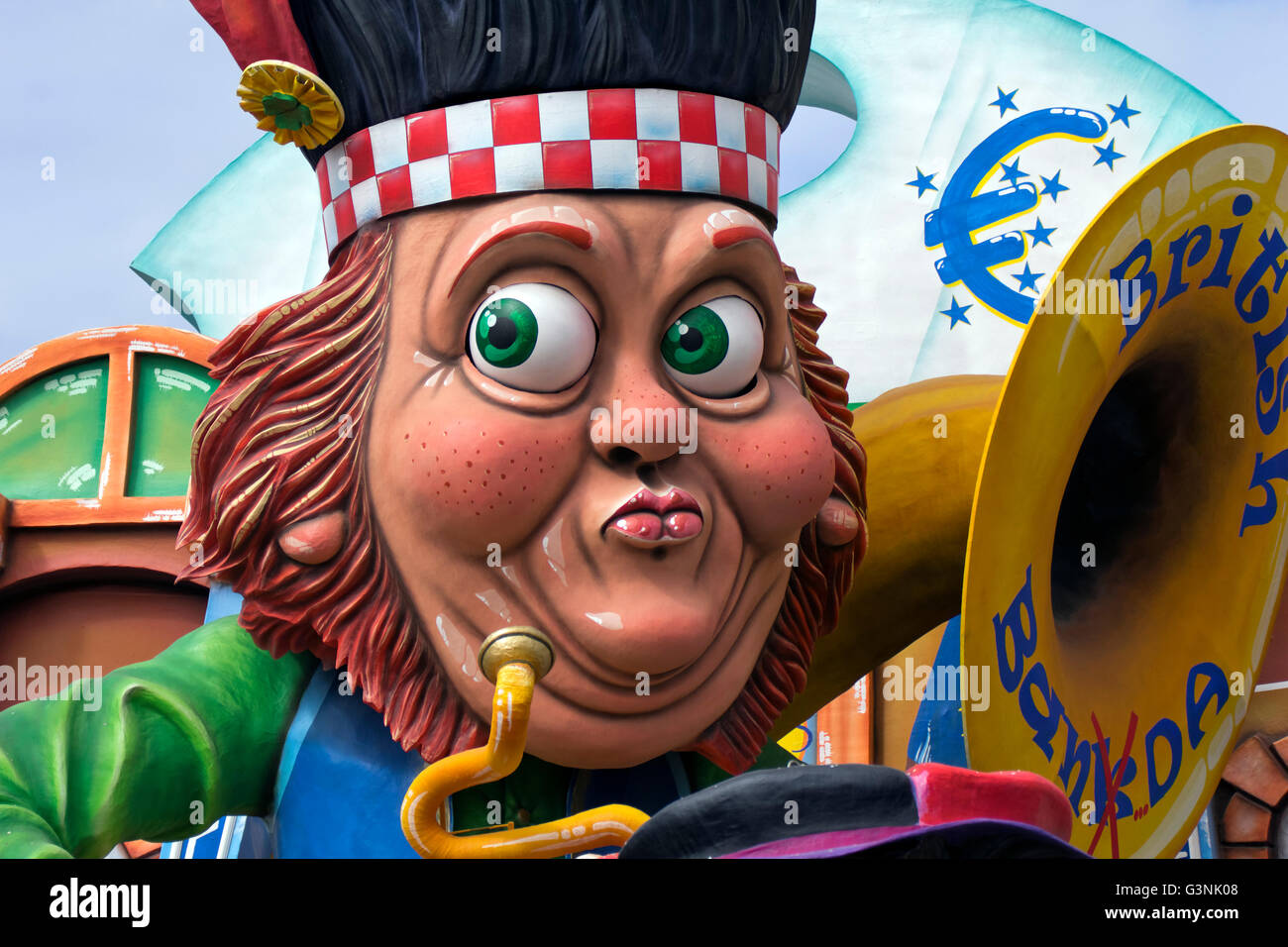 La crise de l'euro concept sur un flottement pendant le Carnaval Carnaval de Putignano, Padare, Bari, Pouilles, Italie, Europe Banque D'Images