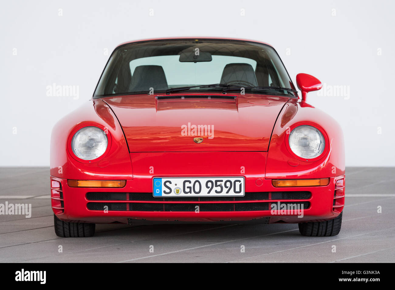 Porsche 959 rouge devant le Musée Porsche, Stuttgart-Zuffenhausen Porscheplatz,, Bade-Wurtemberg, Allemagne Banque D'Images