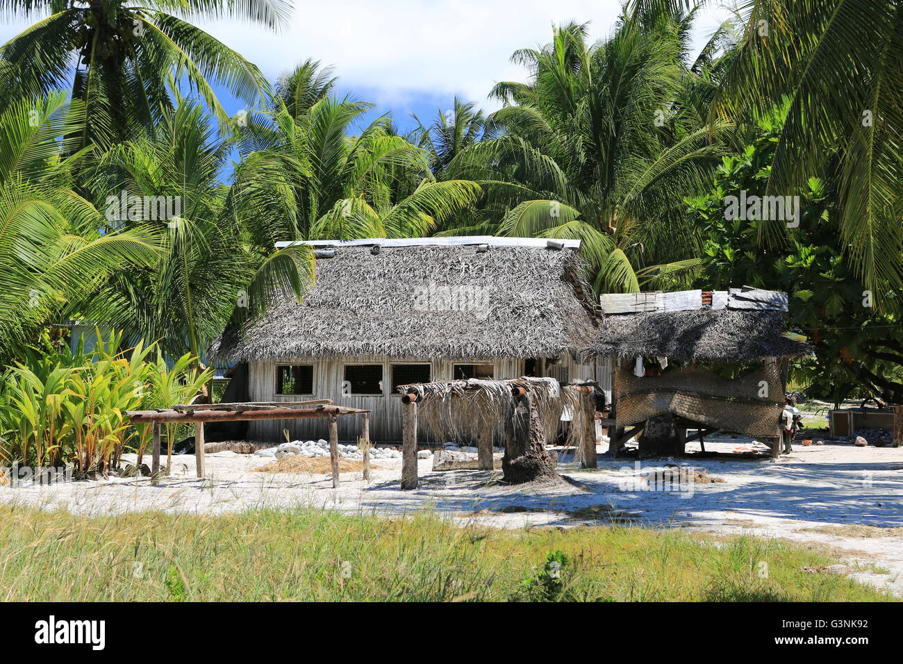 Hut fait à partir de la noix de coco palmier dans le village, l'île Christmas, Kiribati Banque D'Images