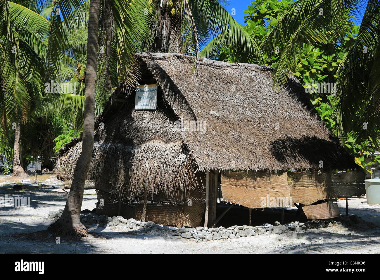 Hut fait à partir de la noix de coco palmier dans le village, l'île Christmas, Kiribati Banque D'Images