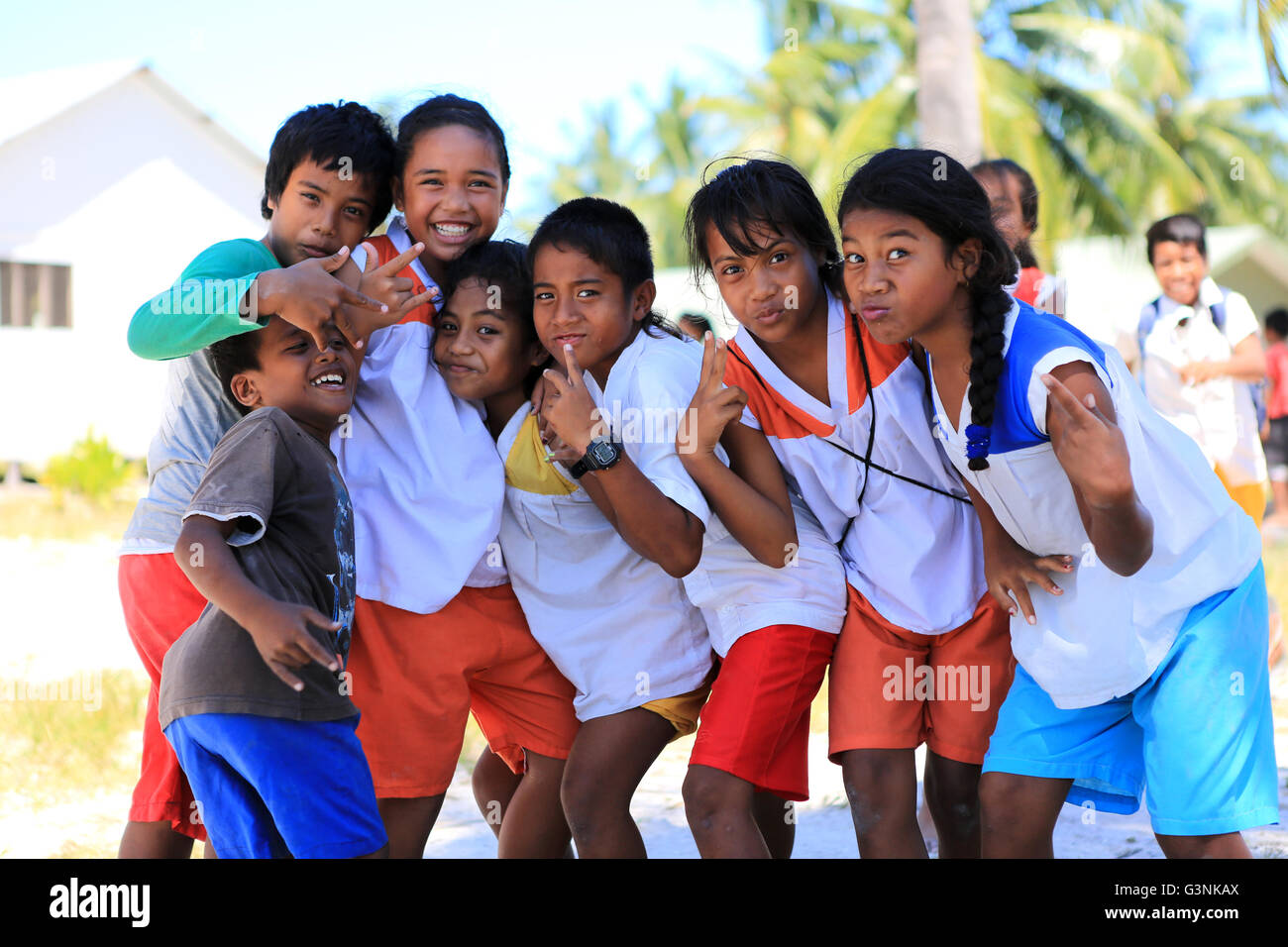 Les enfants se tenant près de l'école, l'île Christmas, Kiribati Banque D'Images
