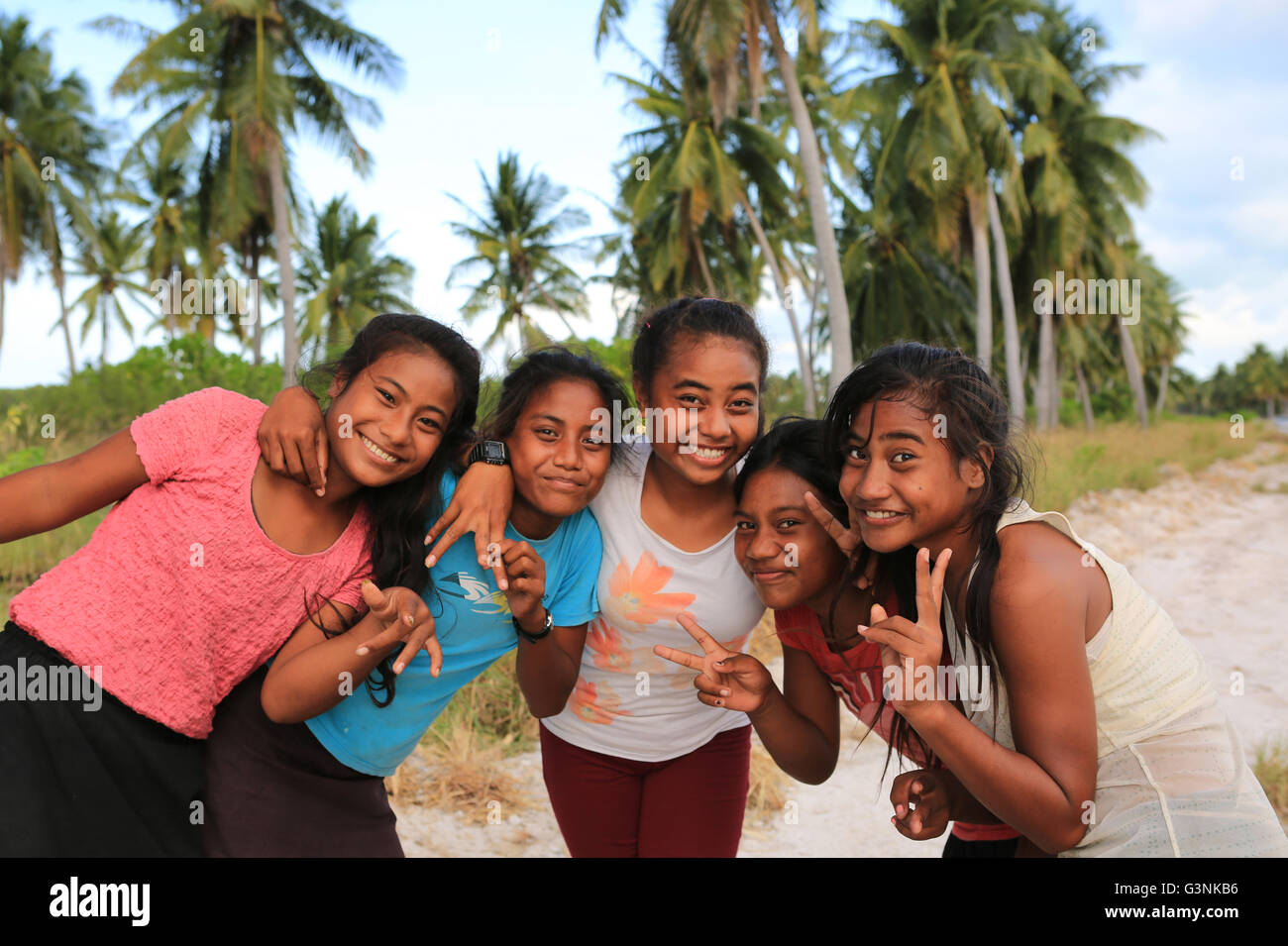 Les jeunes filles posant, l'île Christmas, Kiribati Banque D'Images