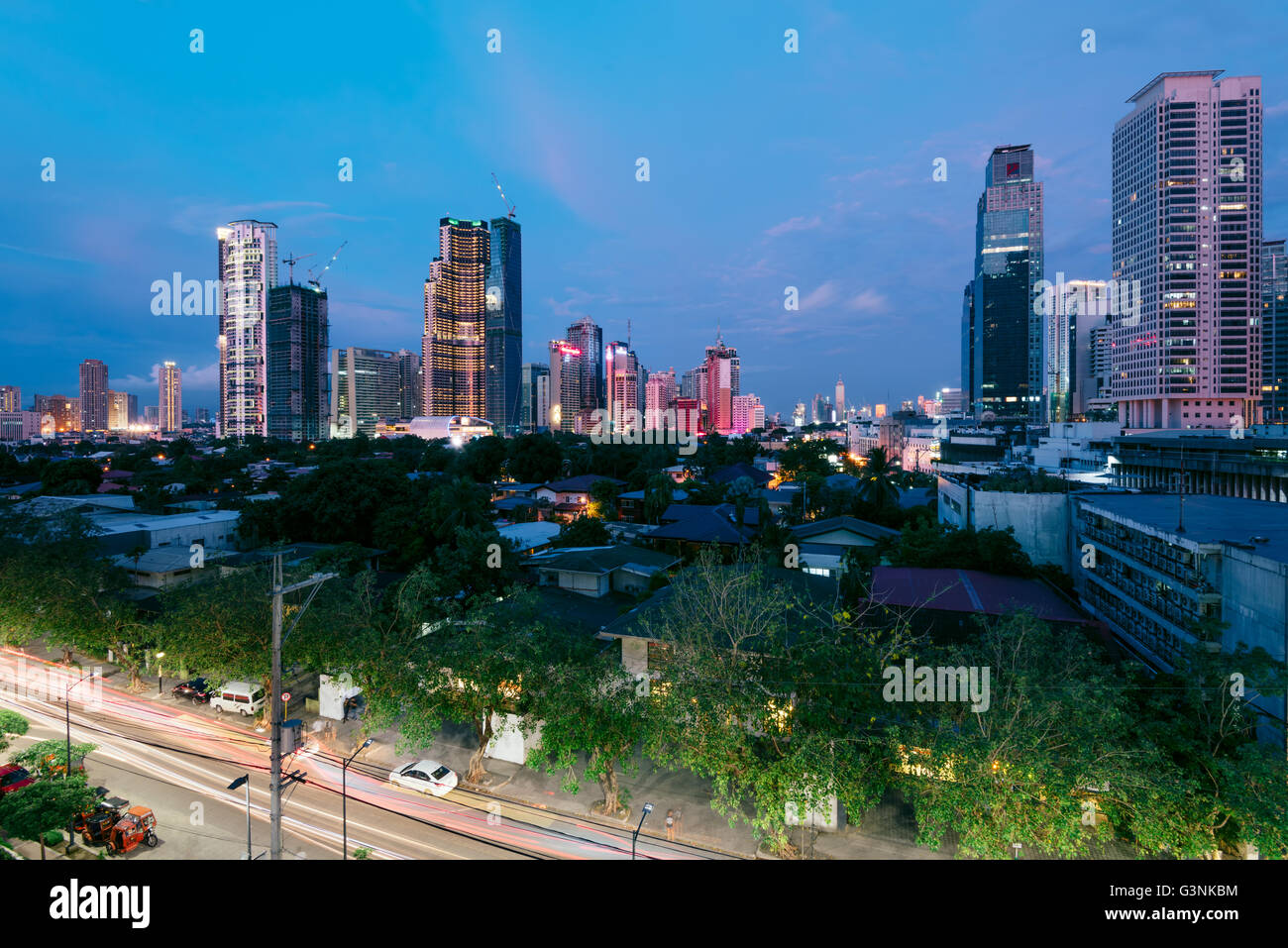 Eleveted, vue de la nuit de Makati, le quartier des affaires de Manille. Banque D'Images
