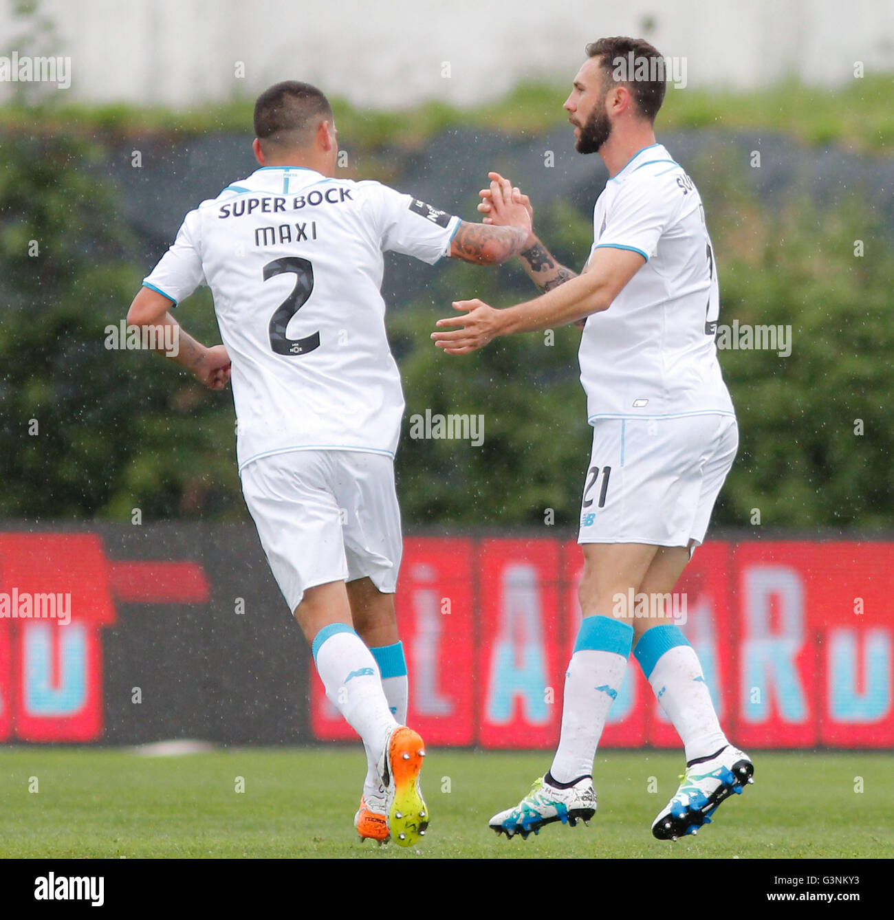 Vila Do Conde, Portugal. 07Th Mai, 2016. Porto's Mexican Layún(R) célèbre son but avec uruguaian Maxi Pereira contre Rio Ave au cours de la Ligue portugaise, à Rio Ave stadium, à Vila do Conde. Porto a gagné 3-1. © Mauro Ujetto/Pacific Press/Alamy Live News Banque D'Images