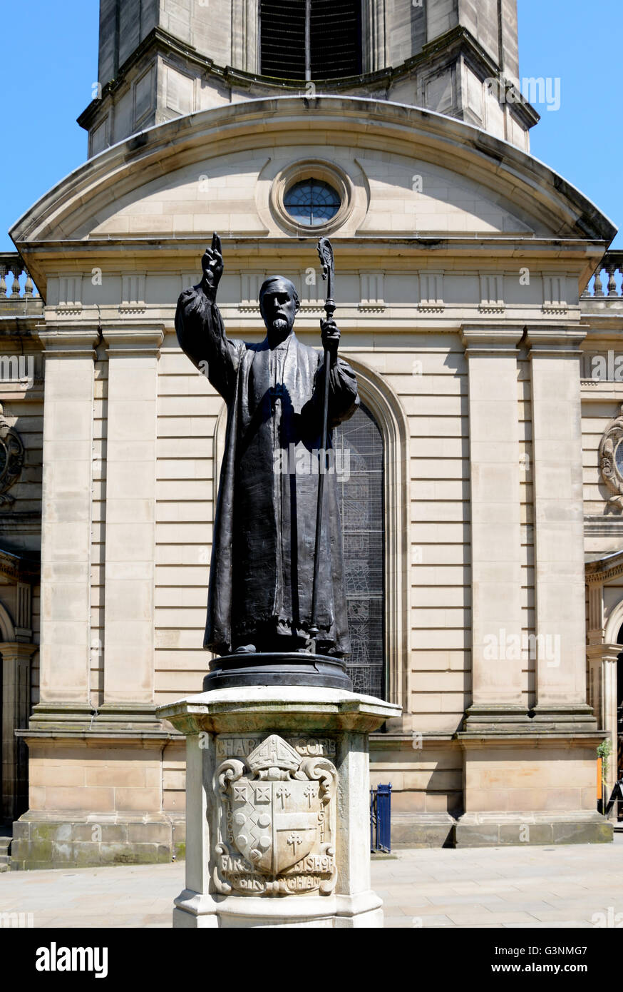 Vue de la cathédrale St Philips et clocher d'une statue du premier évêque de Birmingham, dans l'avant-plan, Birmingham. Banque D'Images