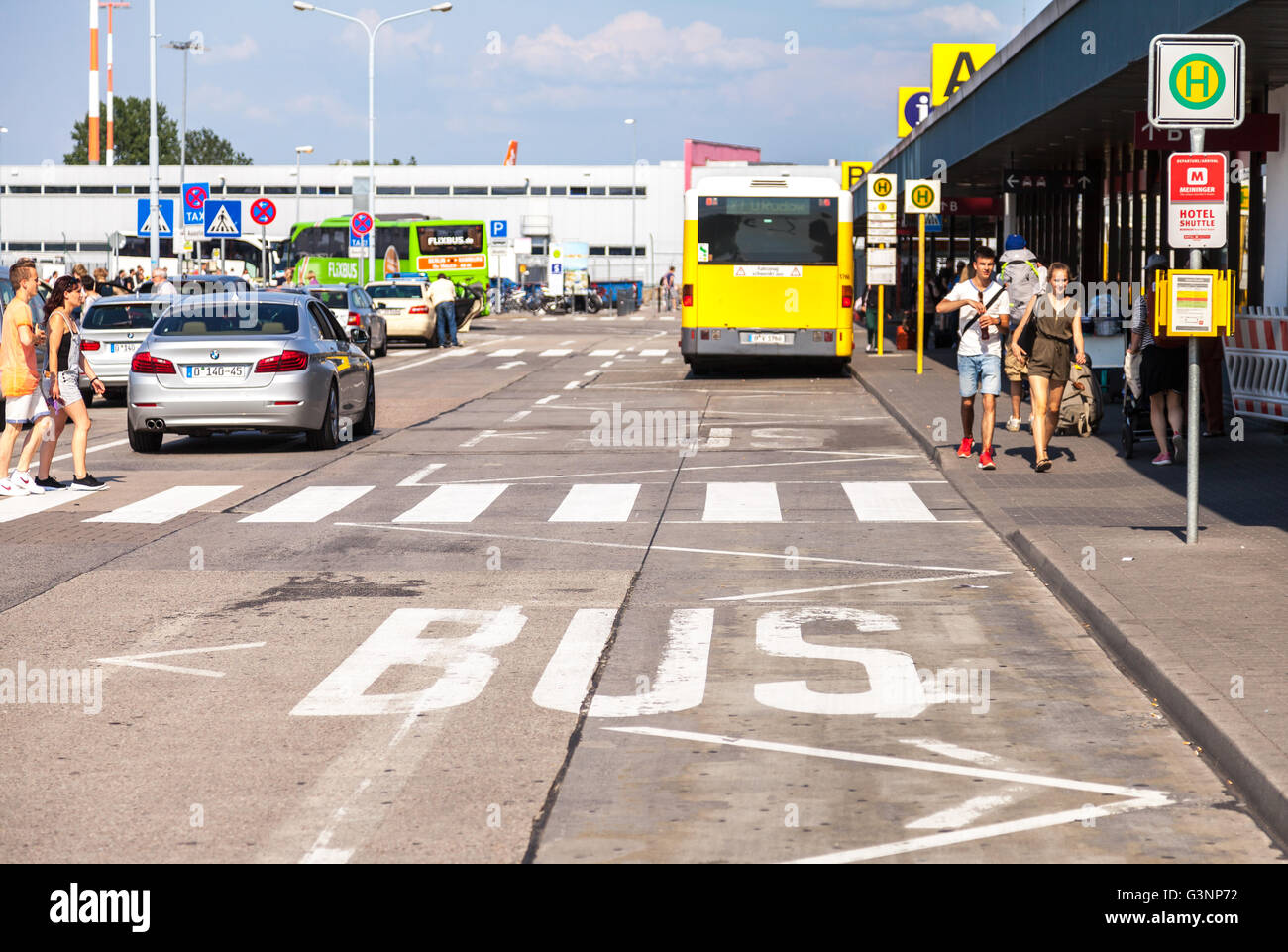 BERLIN / ALLEMAGNE - 4 juin 2016 : le parc de bus sur piste Aéroport Schönefeld, Berlin / Allemagne au 4 juin 2016. Banque D'Images