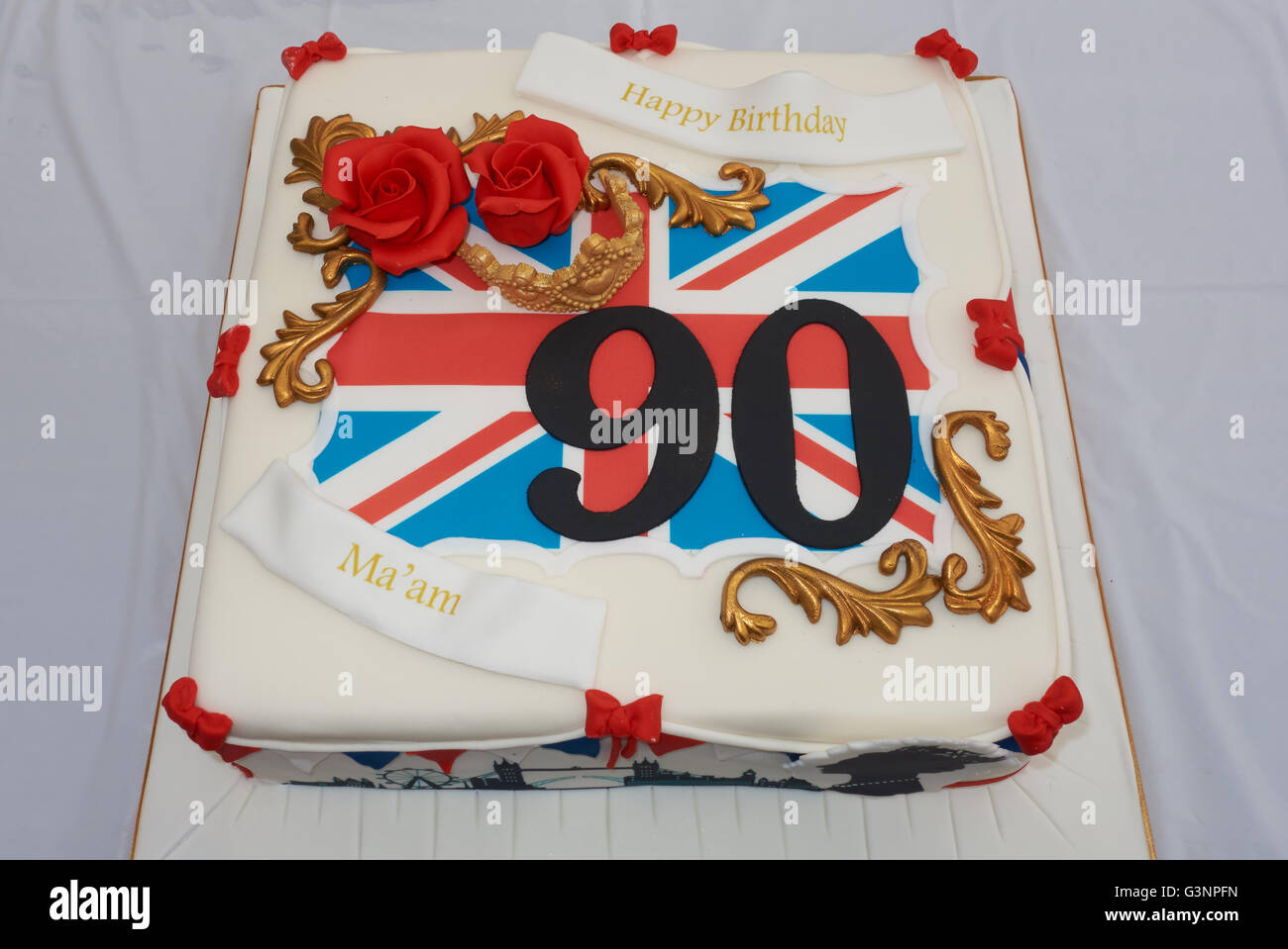 Mettre en place les décorations pour une fête dans la rue pour célébrer le 90e anniversaire