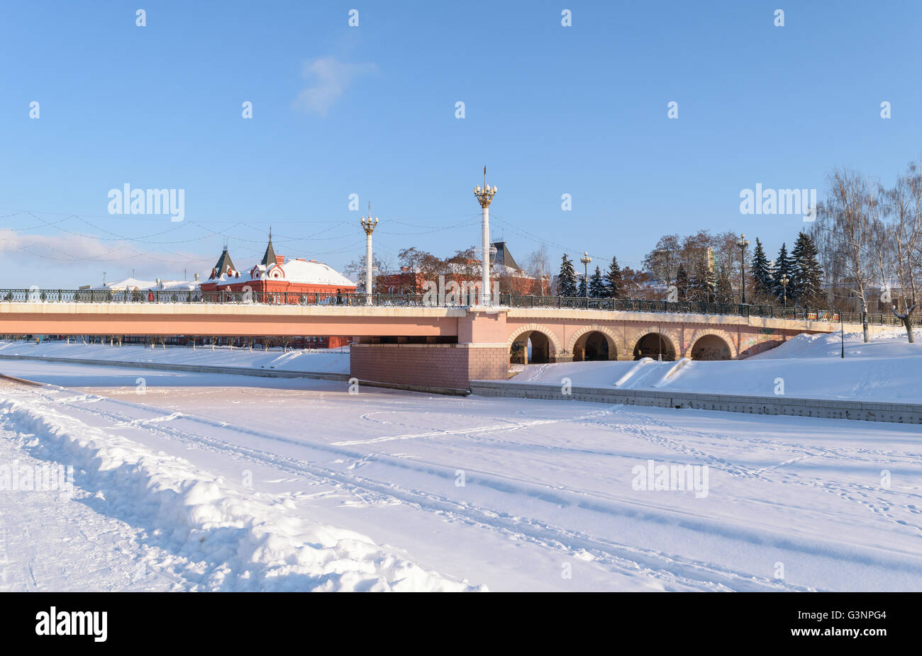 Orel (Russie) - 24 janvier 2016 : Vue de l'Alexander's pont sur la rivière gelée Orlik en hiver Banque D'Images