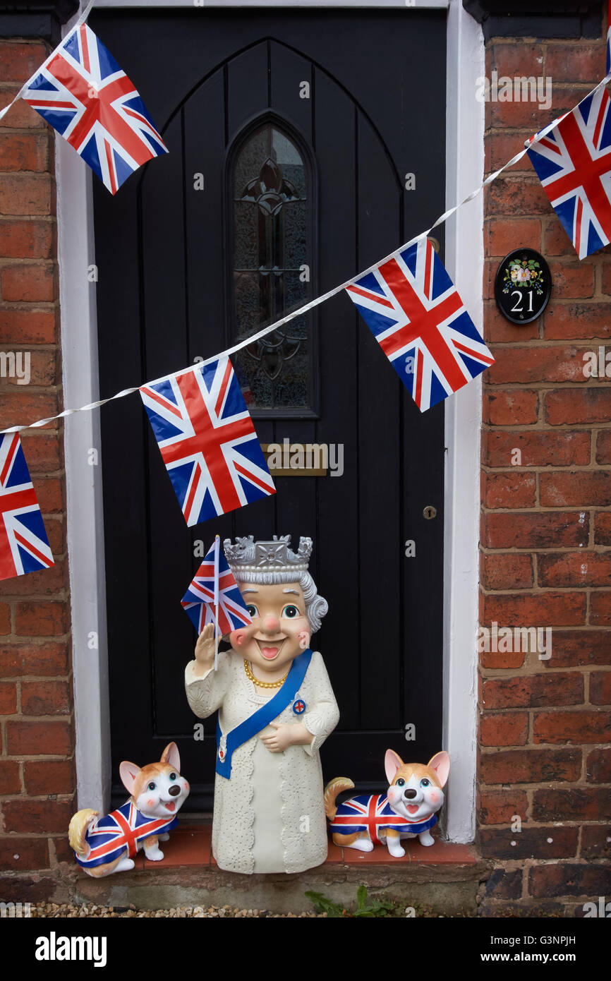 Mettre en place les décorations pour une fête dans la rue pour célébrer le 90e anniversaire de Queens. West Midlands. UK Banque D'Images