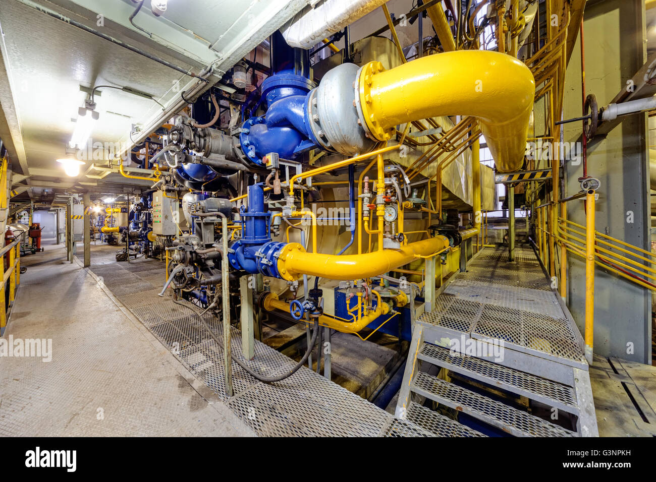 L'usine de l'industrie chimique avec des tuyaux et des soupapes. Banque D'Images