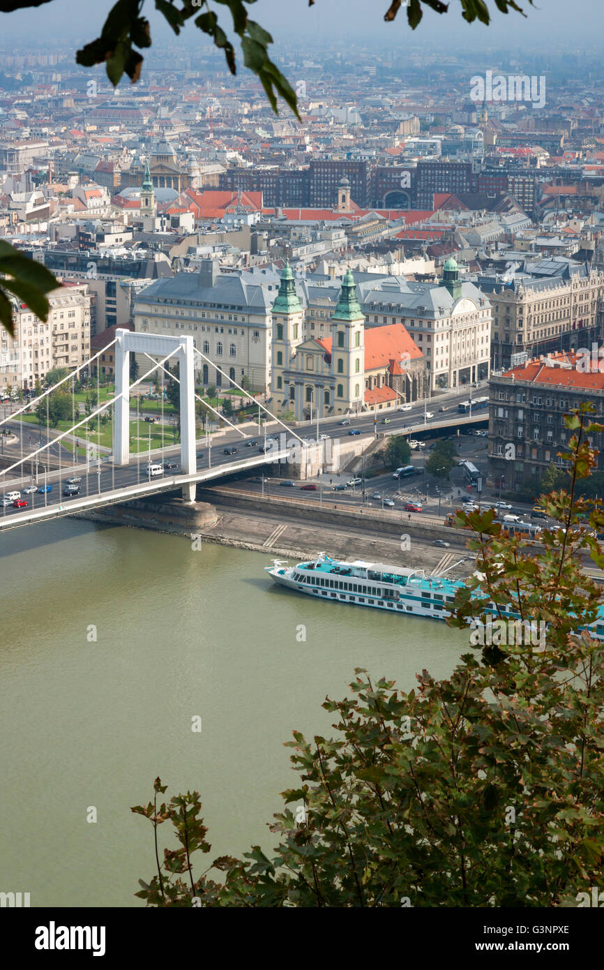 Vue panoramique sur le Danube et de Buda et Pest et d'autre de la ville à partir de la citadelle, Budapest, Hongrie Banque D'Images