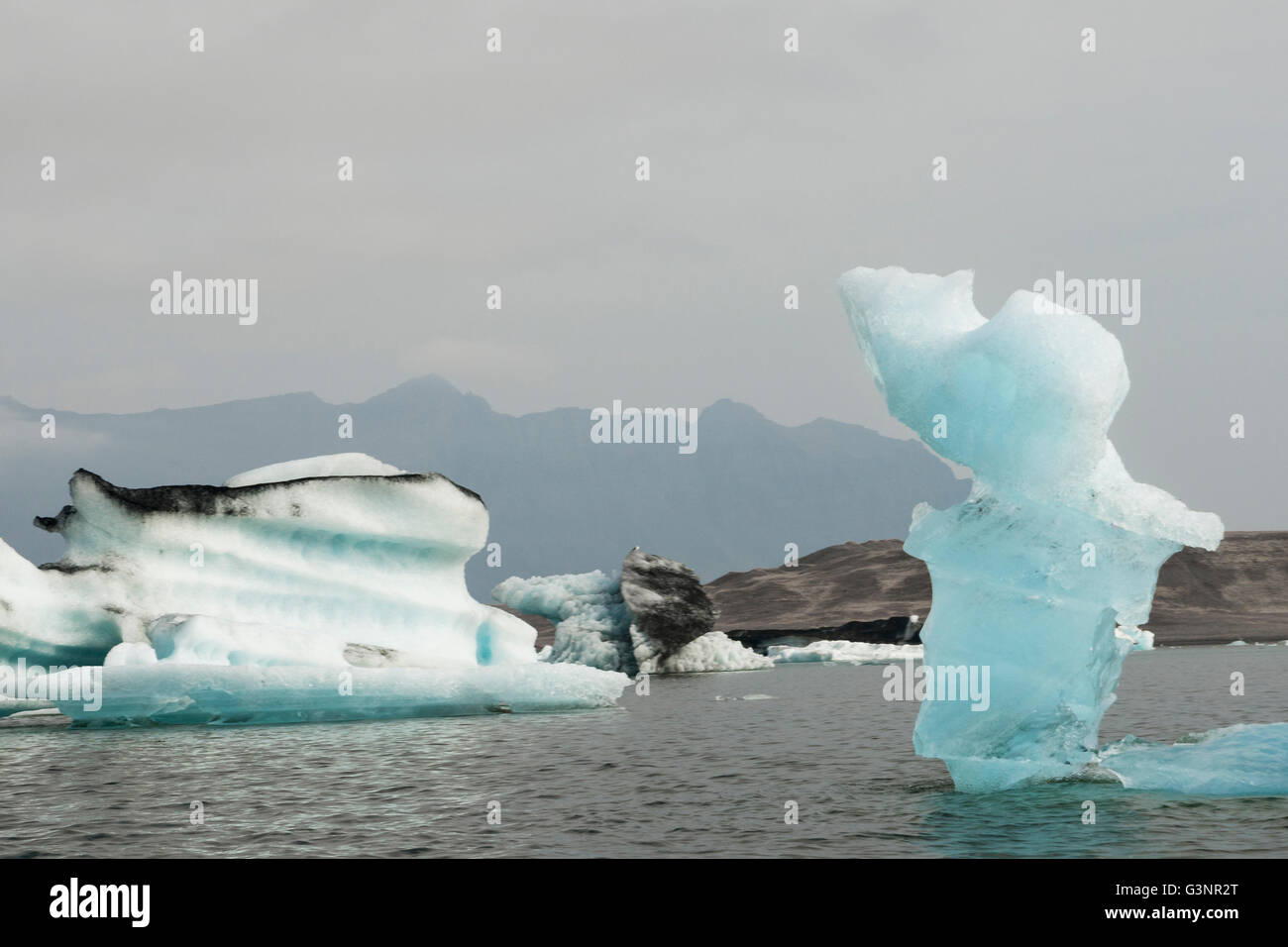 Les icebergs flottent dans l'Arctique glacial Lagoon, Jokulsaflon, Islande Banque D'Images