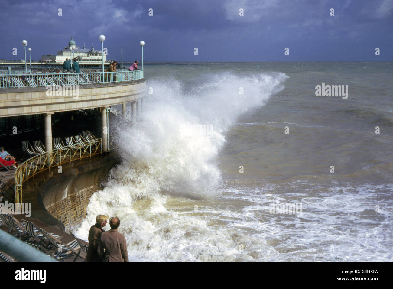 Les gens qui regardent l'état de la mer, Eastbourne, East Sussex, Angleterre Banque D'Images