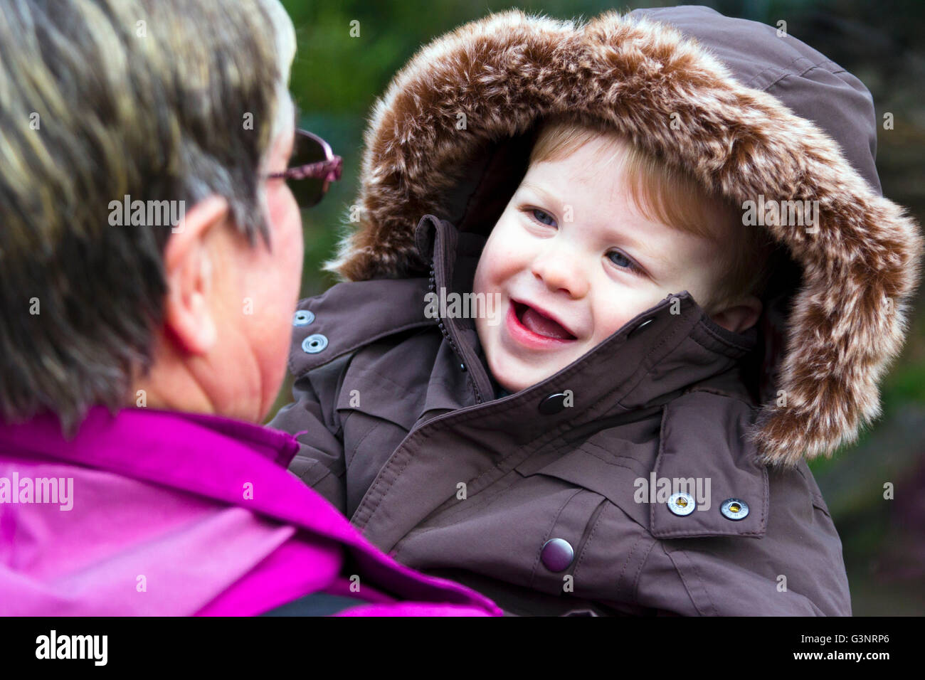 Grand-mère tenant son petit-enfant Banque D'Images