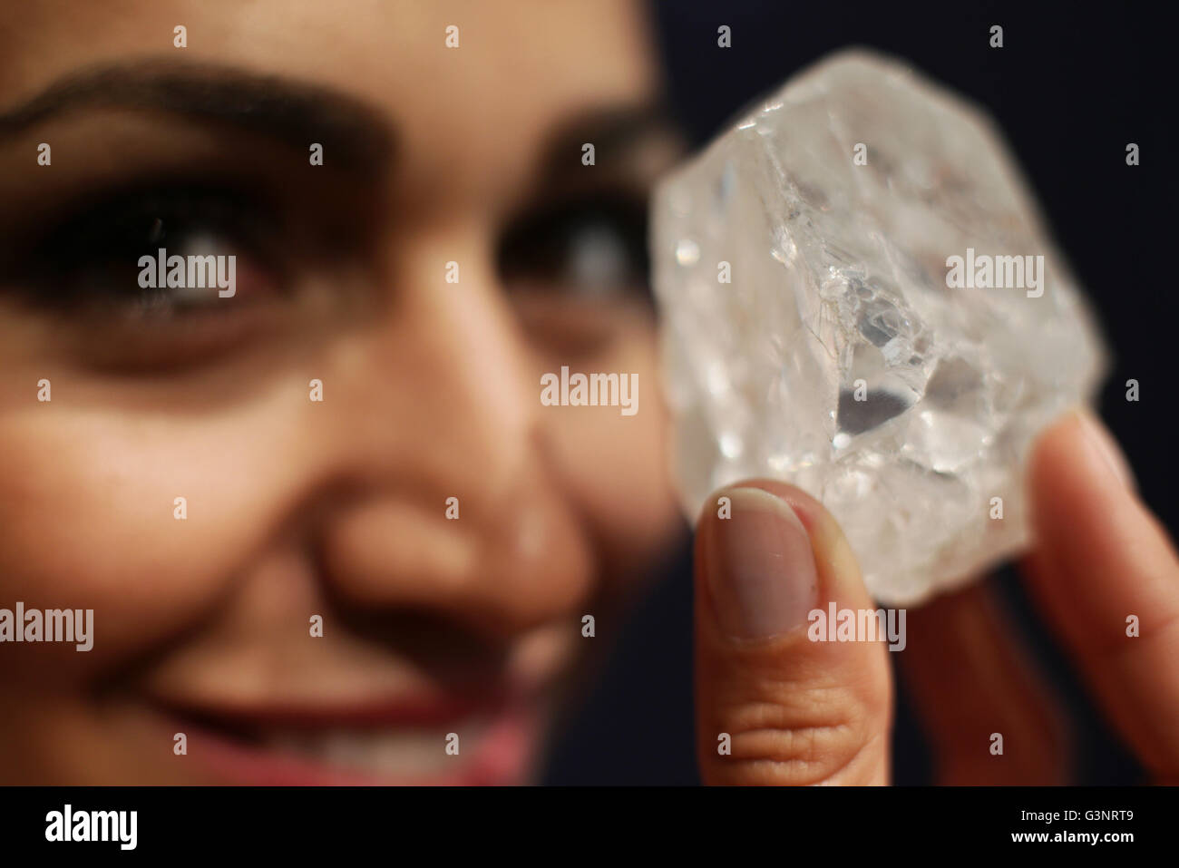 Sotheby's model Charlene Bonnithon tient le 1109 'carat' Rona La Lesedi, diamants de qualité gemme la plus importante découverte de diamants bruts au cours des 100 dernières années, et on s'attend à récupérer 70 millions de dollars lorsqu'il est mis aux enchères par Sotheby's à Londres. Banque D'Images