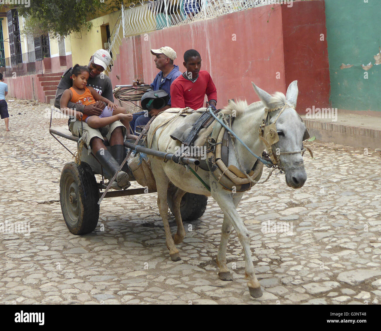 Trinidad Cuba 2015 transport de la famille à travers les rues pavées de Trinidad Banque D'Images