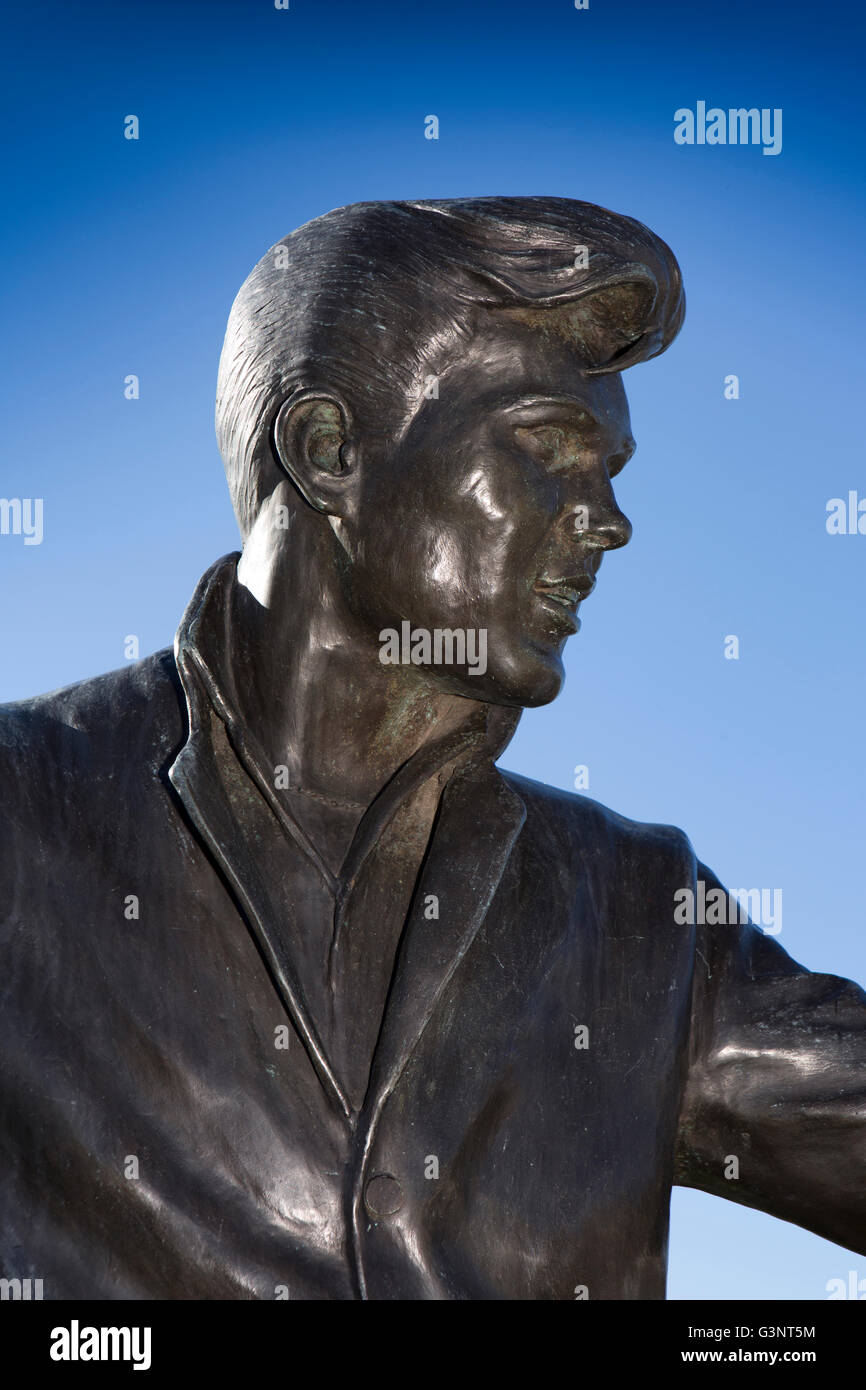 Liverpool, Merseyside, Waterfront statue de la chanteuse et ancien pont de bateau remorqueur Mersey part Billy Fury par Tom Murphy Banque D'Images