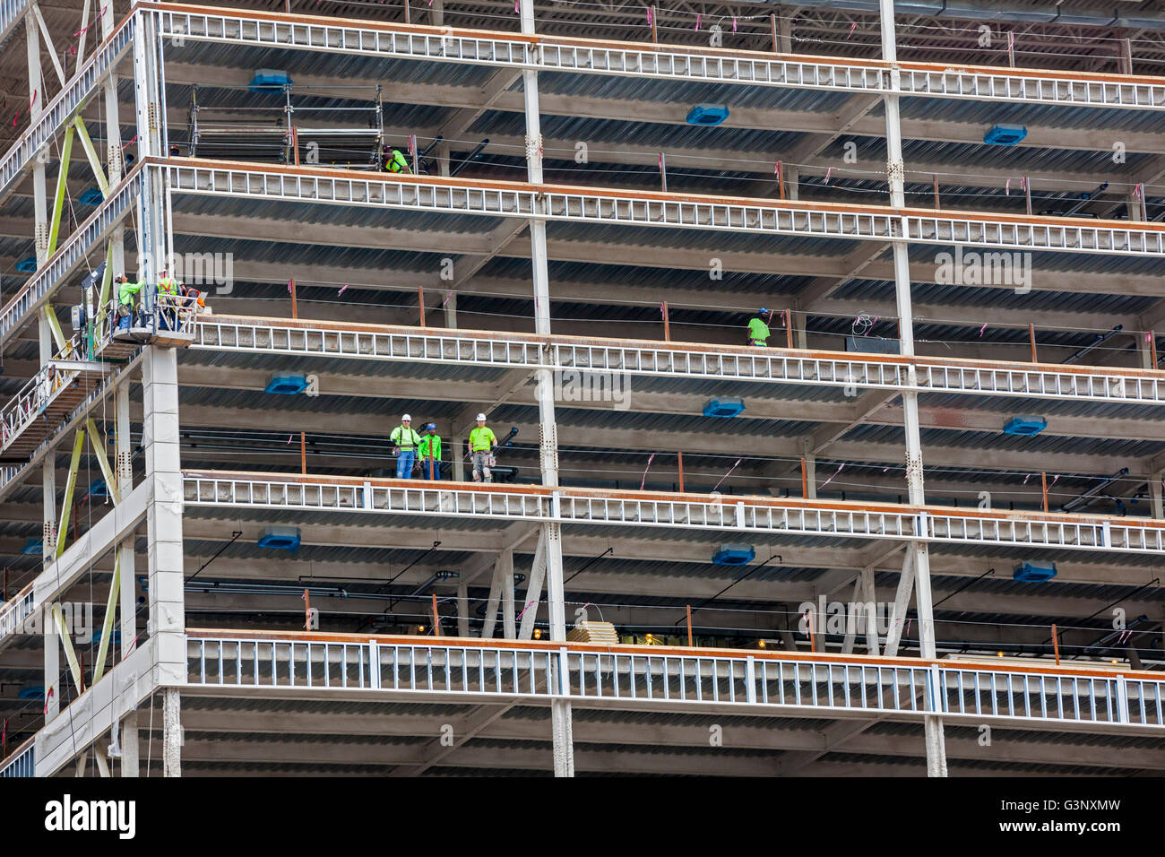 Detroit, Michigan - travailleurs de la construction dans un bâtiment au centre-ville de Detroit. Banque D'Images