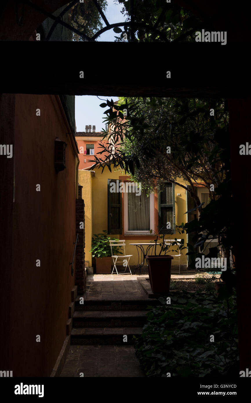 Coin salon dans la cour de l'hôtel Porta San Mamolo à Bologne, en Italie. Banque D'Images