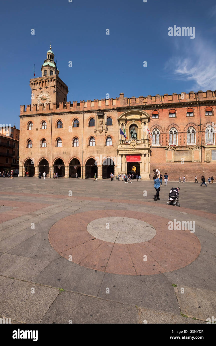 Palazzo D'Accursio dans la Piazza Maggiore, les bureaux du conseil, à Bologne, en Italie. Banque D'Images