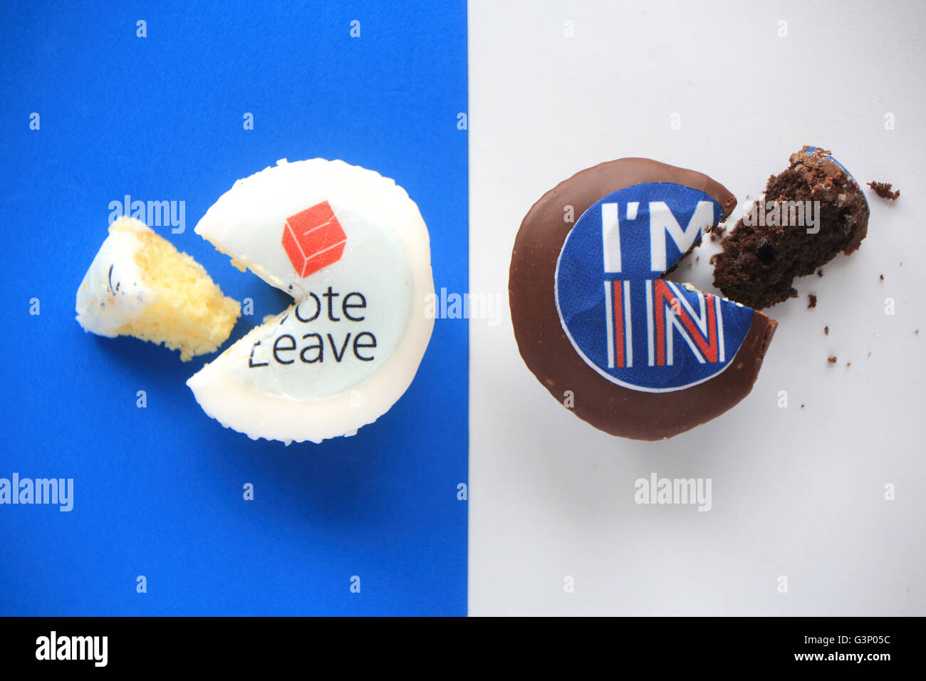 Cup cakes pour le UK EU référendum qui aura lieu le 23 juin, avec des tranches prises de chacun de EN et de partir. Banque D'Images