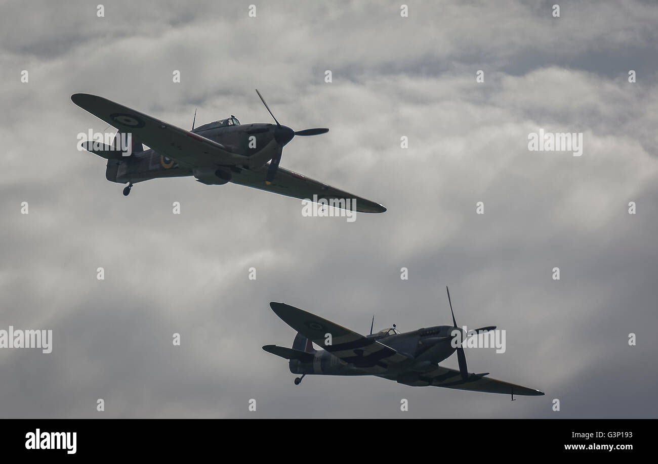 RAF Hawker Hurricane et Spitfire avions en vol dans le ciel Banque D'Images