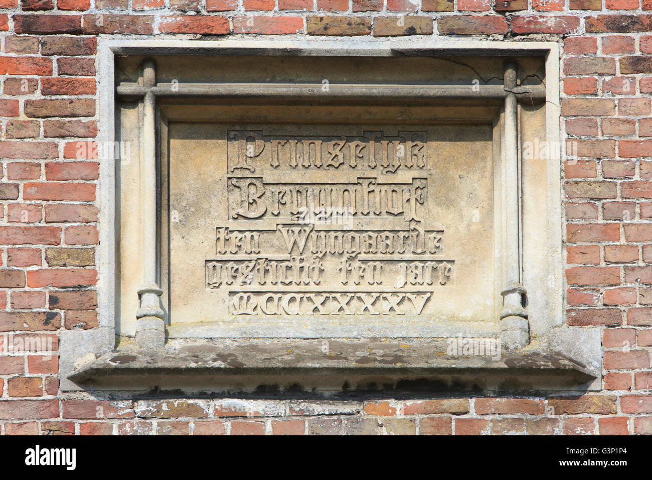 Plaque commémorative au-dessus de l'entrée de la Maison Princière Béguinage Dix Wijngaerde (1245) à Bruges, Belgique Banque D'Images