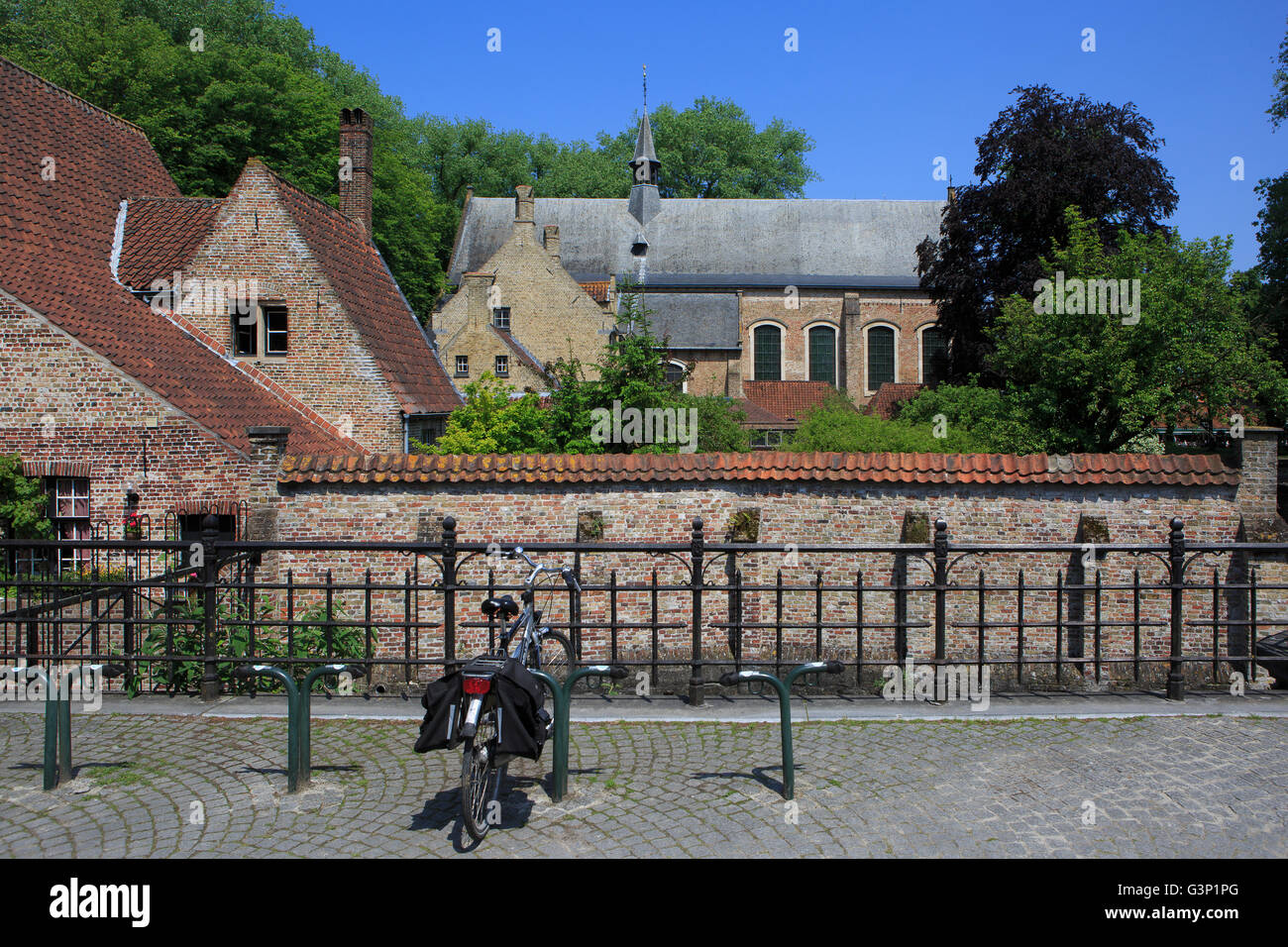 L'église au au béguinage princier Ten Wijngaerde (1245) à Bruges, Belgique Banque D'Images