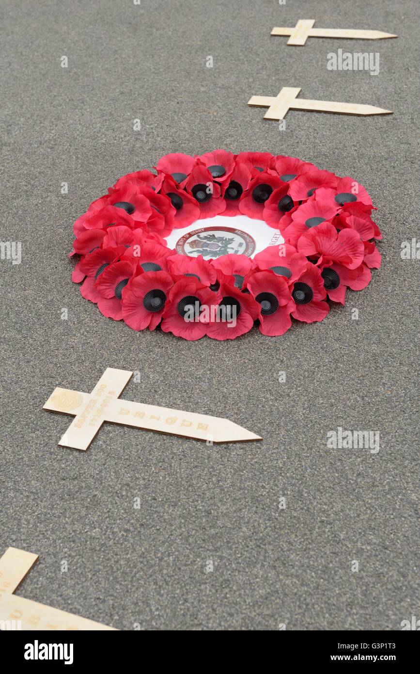 Un coquelicot Couronne flanquée de croix de bois. Banque D'Images