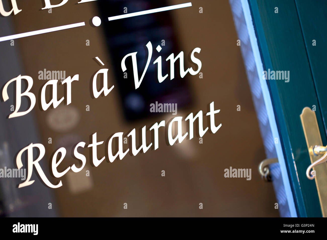 Restaurant et bar à vin sur les panneaux de porte en verre Banque D'Images
