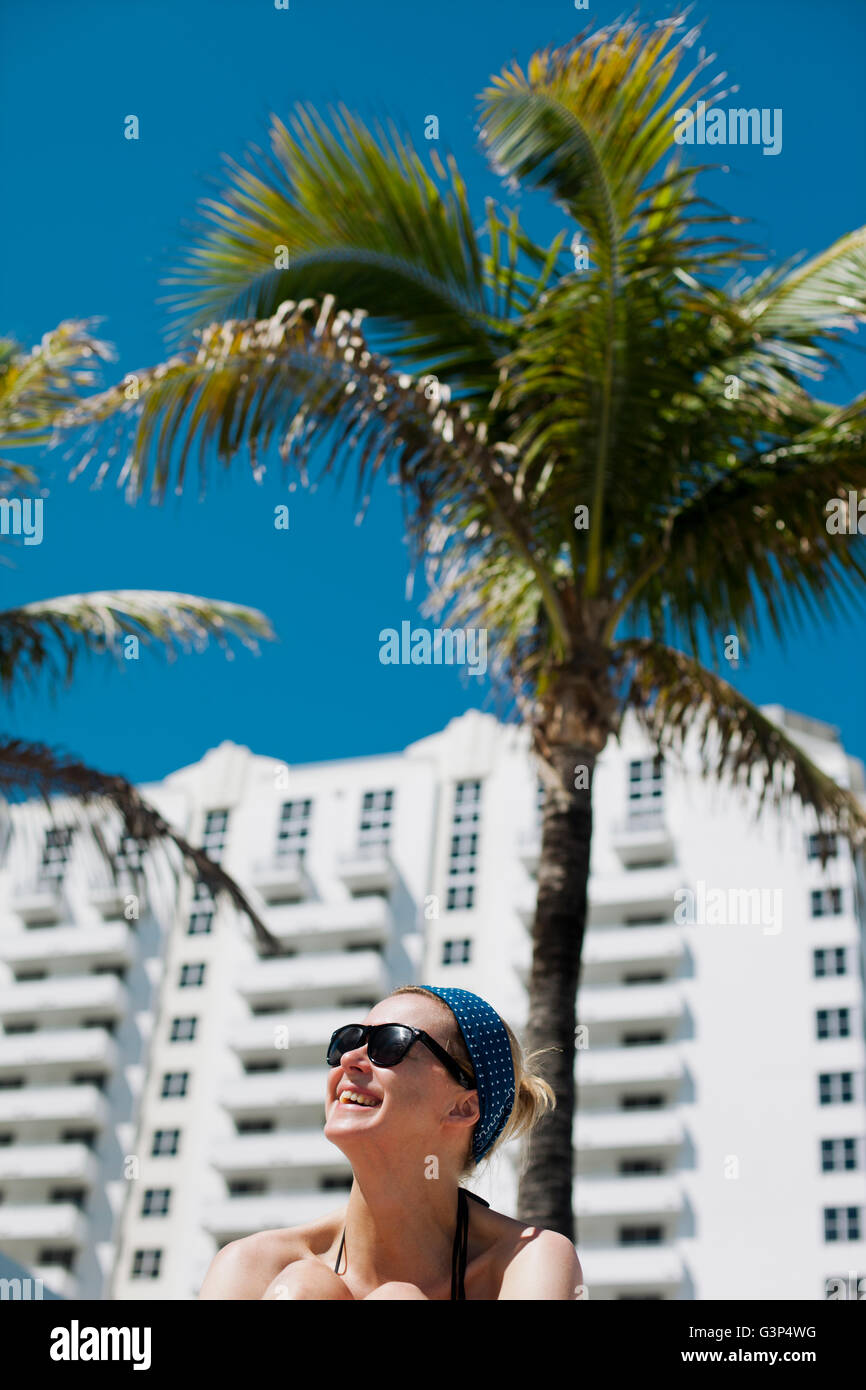 USA, Florida, Miami, Portrait de femme en bandeau et lunettes Photo Stock -  Alamy