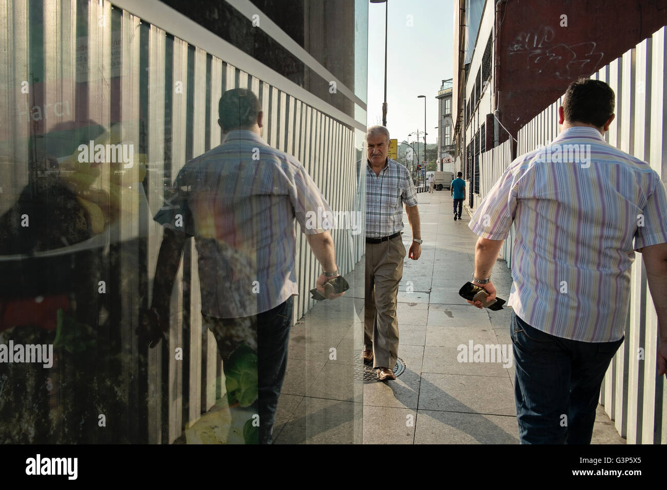 Les hommes âgés moyens à pied le long d'un sentier à Istanbul, Turquie Banque D'Images