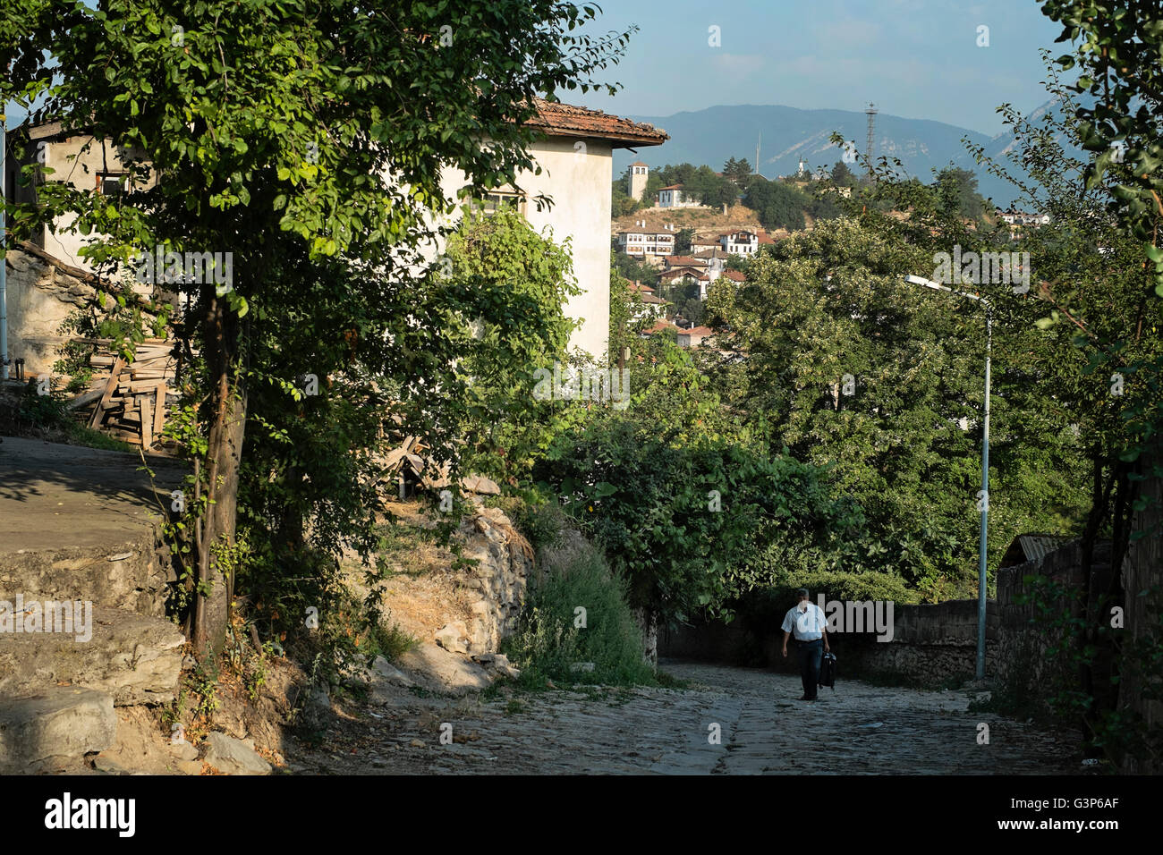 Un homme marche le long de la cobble stones par qui est Carsi dans la région traditionnelle de Safranbolu en Karabuk, Turquie. Banque D'Images