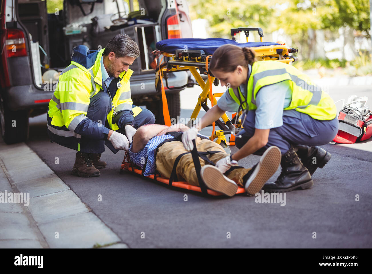 Équipe d'ambulanciers en prenant soin d'un blessé Banque D'Images