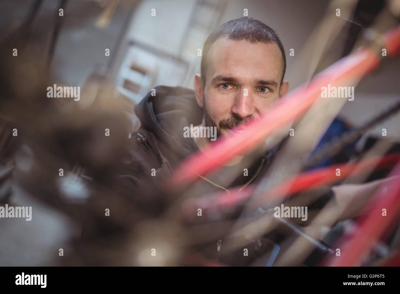 Mechanic repairing a location Banque D'Images