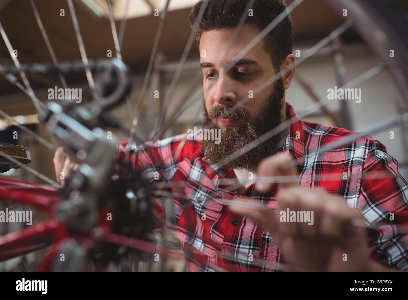 Close up of mechanic repairing a roue de bicyclette Banque D'Images