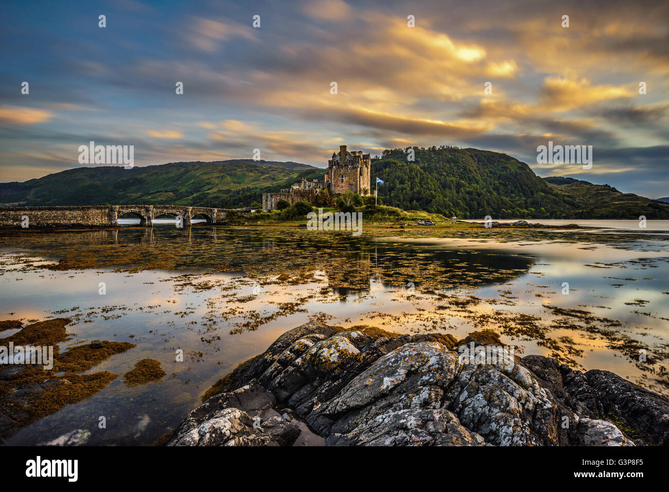 Coucher de soleil sur le château d'Eilean Donan, Ecosse, Royaume-Uni. Longue exposition. Banque D'Images