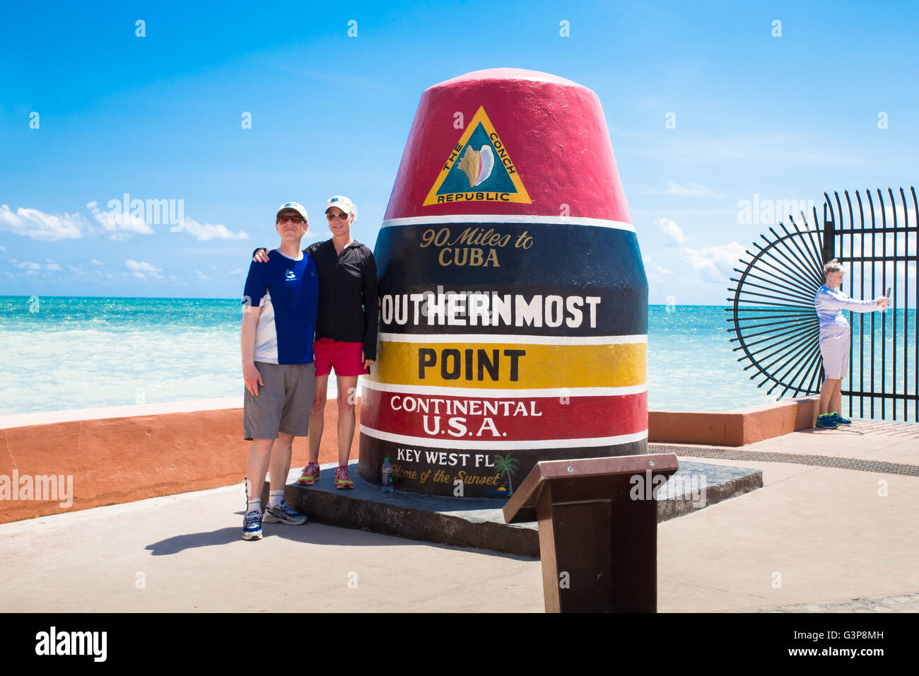 KEY WEST, Floride - le 26 avril 2016 : les visiteurs posent pour la photo, à l'extrémité sud Monument à Key West en Floride. Banque D'Images KEY WEST, Floride - le 26 avril 2016 : les visiteurs posent pour la photo, à l'extrémité sud Monument à Key West en Floride. Banque D'Images