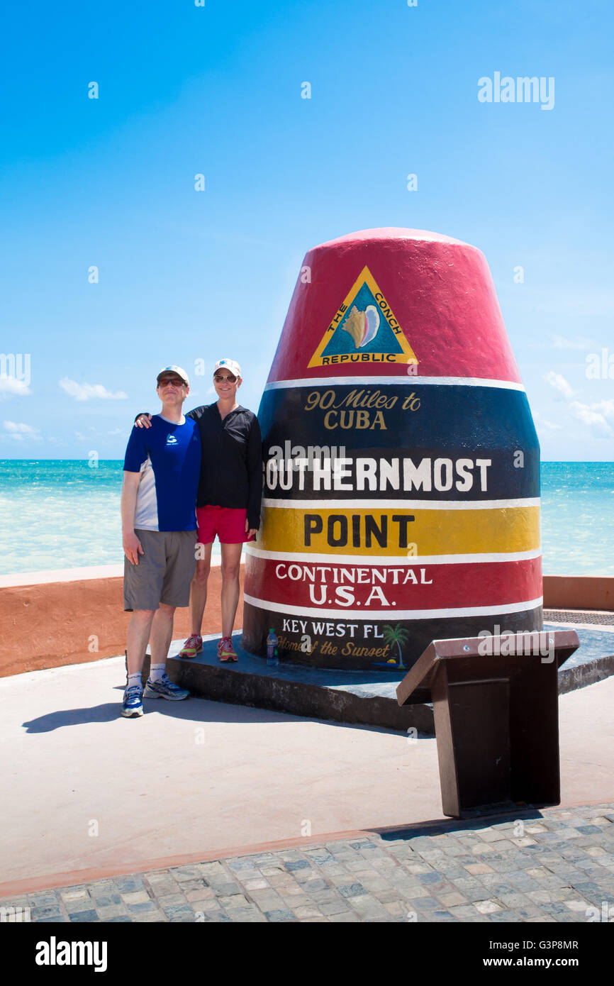 KEY WEST, Floride - le 26 avril 2016 : les visiteurs posent pour la photo, à l'extrémité sud Monument à Key West en Floride. Banque D'Images KEY WEST, Floride - le 26 avril 2016 : les visiteurs posent pour la photo, à l'extrémité sud Monument à Key West en Floride. Banque D'Images