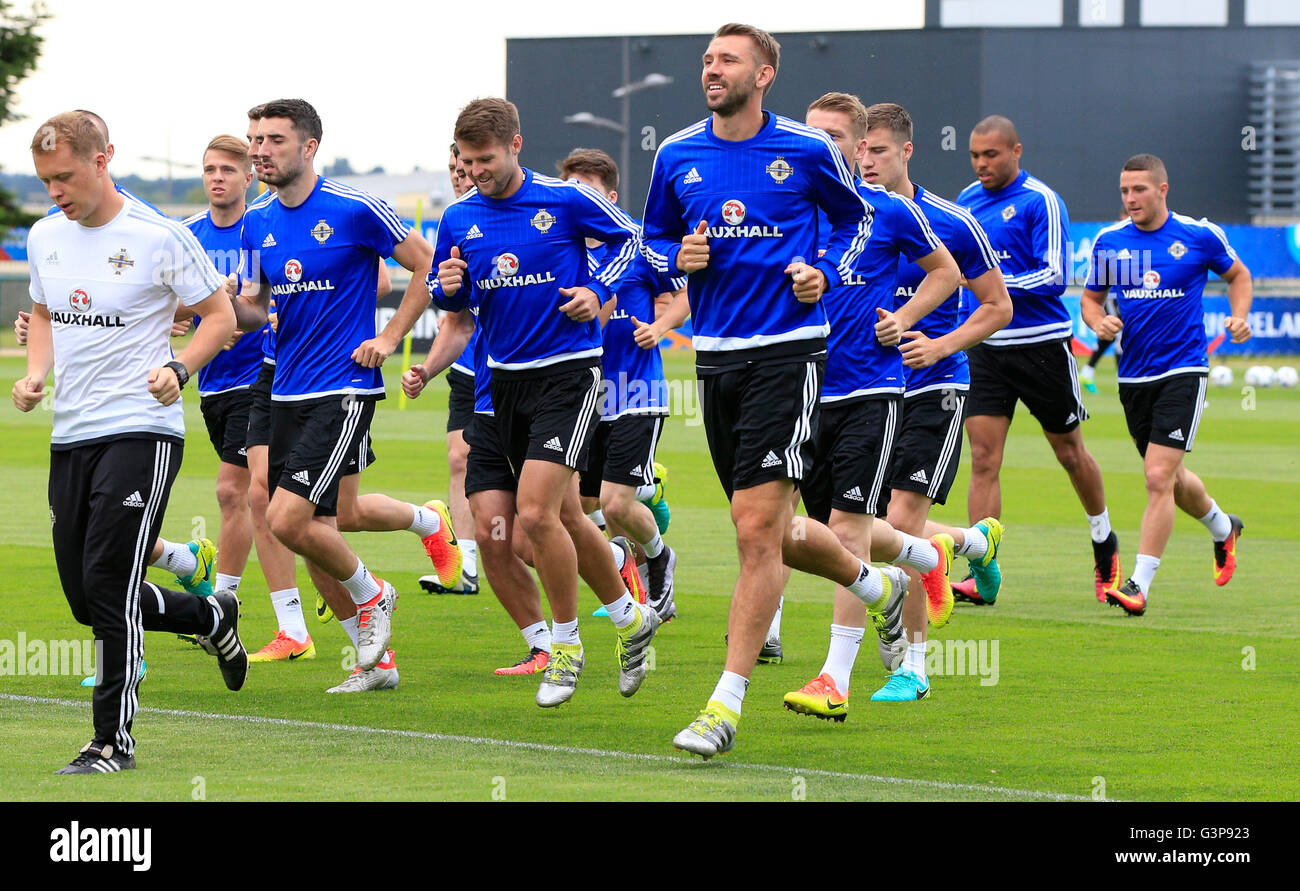 L'équipe de football de l'Irlande du Nord d'exécution au cours d'un entraînement à Saint-Georges-de-Reneins. Banque D'Images