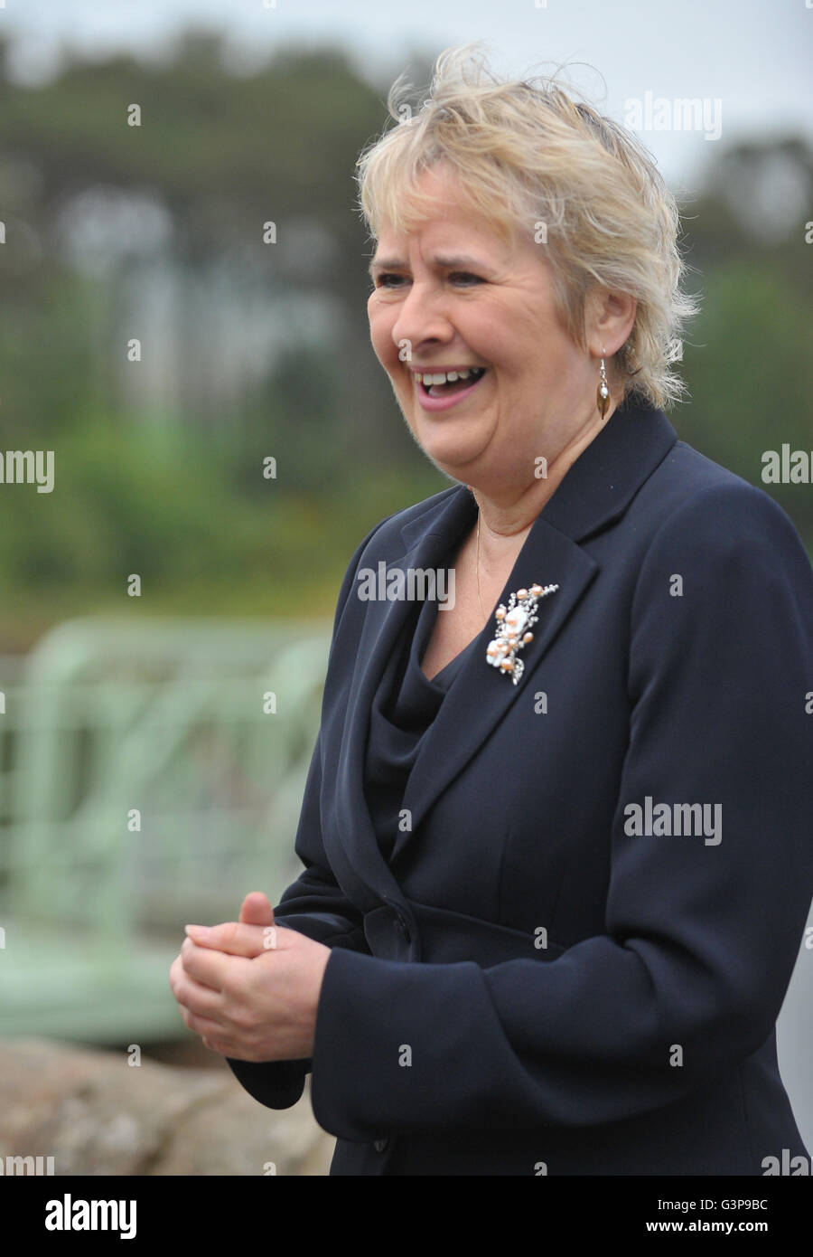 Roseanna Cunningham Secrétaire Changement climatique lors d'une visite à l'Harlaw hydro project à Harlaw Réservoir à Balerno, que l'Écosse a atteint ses cibles de changement-climatique annuel pour la première fois, les derniers chiffres montrent des émissions de gaz à effet de serre. Banque D'Images