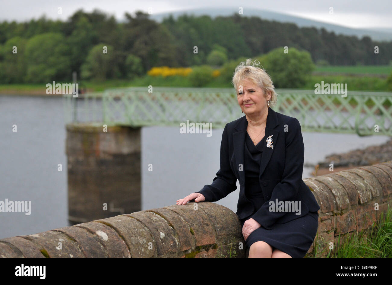 Roseanna Cunningham Secrétaire Changement climatique lors d'une visite à l'Harlaw hydro project à Harlaw Réservoir à Balerno, que l'Écosse a atteint ses cibles de changement-climatique annuel pour la première fois, les derniers chiffres montrent des émissions de gaz à effet de serre. Banque D'Images