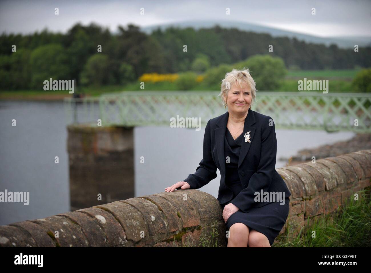 Roseanna Cunningham Secrétaire Changement climatique lors d'une visite à l'Harlaw hydro project à Harlaw Réservoir à Balerno, que l'Écosse a atteint ses cibles de changement-climatique annuel pour la première fois, les derniers chiffres montrent des émissions de gaz à effet de serre. Banque D'Images