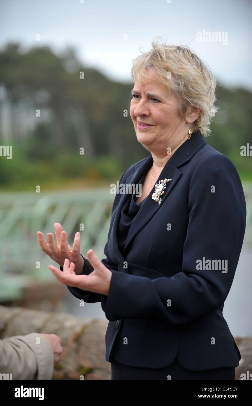 Roseanna Cunningham Secrétaire Changement climatique lors d'une visite à l'Harlaw hydro project à Harlaw Réservoir à Balerno, que l'Écosse a atteint ses cibles de changement-climatique annuel pour la première fois, les derniers chiffres montrent des émissions de gaz à effet de serre. Banque D'Images